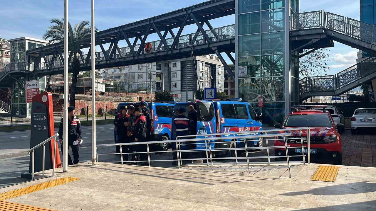 ANTALYA'NIN ALANYA İLÇESİNDE BİR BAHÇEDEN 500 BİN LİRALIK AVOKADO ÇALAN 3 ŞÜPHELİ, JANDARMA...