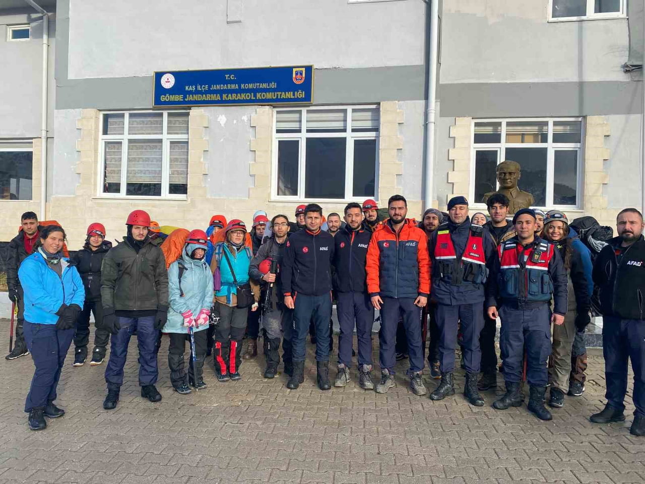 ANTALYA'NIN ELMALI İLÇESİNDE DAĞDA KAMP KURAN ANCAK ÇADIRLARININ FIRTINA SONUCU UÇMASI İLE MAHSUR...