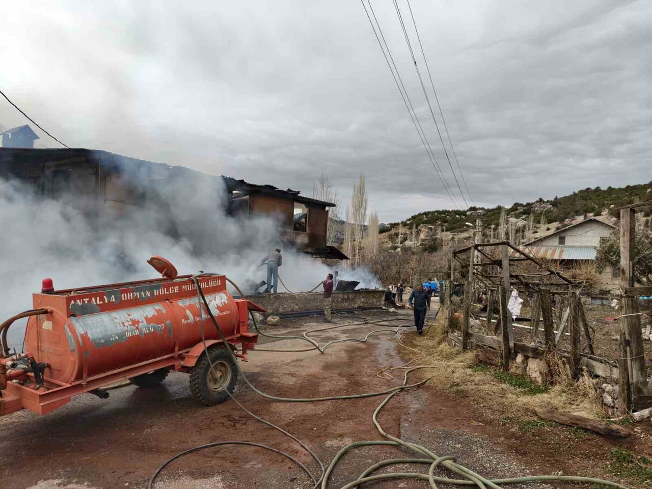ANTALYA'NIN GÜNDOĞMUŞ İLÇESİNDE BİR EVDE ÇIKAN YANGINDA 3 BÜYÜKBAŞ HAYVAN TELEF OLURKEN, DUMANDAN...