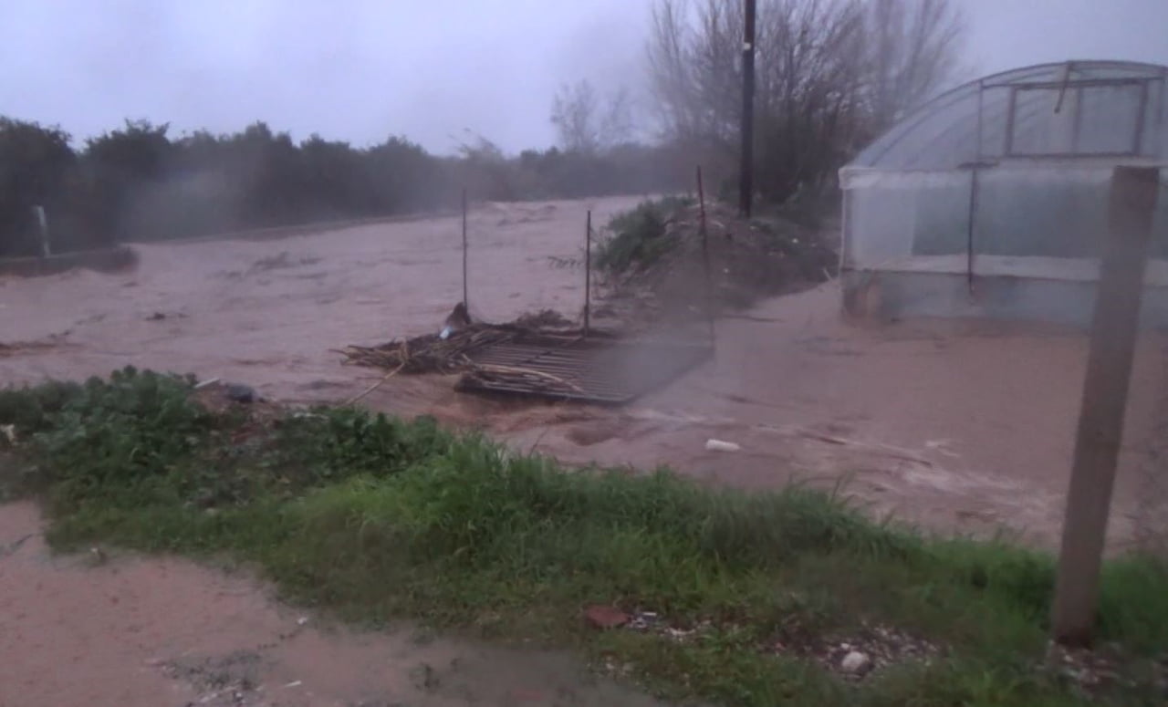 ANTALYA'NIN KUMLUCA İLÇESİNDE SAĞANAK YAĞIŞ NEDENİYLE TARIM ALANLARI ZARAR GÖRDÜ, SERALARDA...