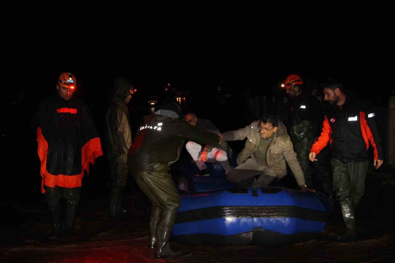 ANTALYA'NIN KUMLUCA İLÇESİNDE SAĞANAK YAĞIŞ NEDENİYLE TARIM ALANLARI ZARAR GÖRDÜ, SERALARDA...