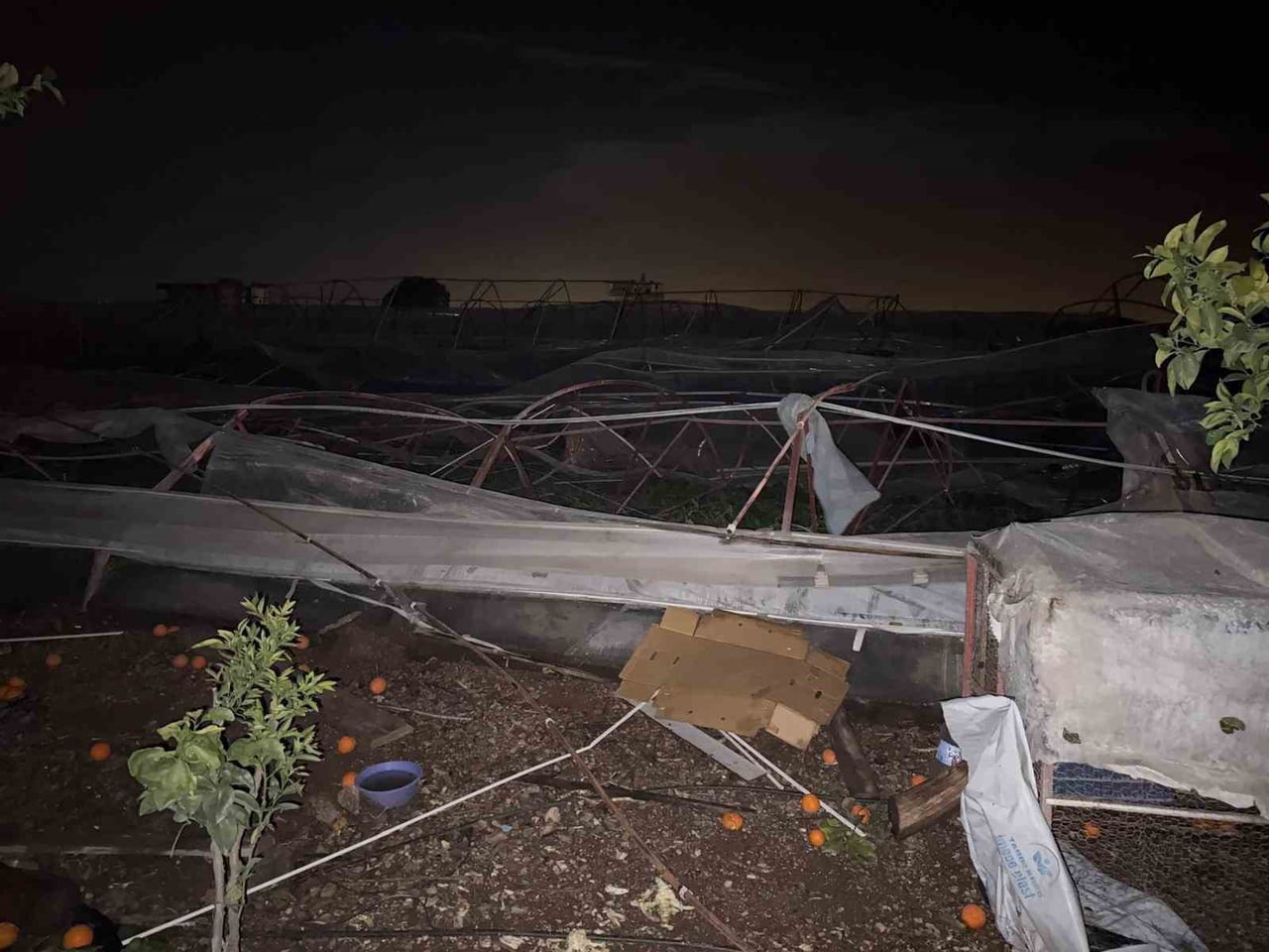 ANTALYA'NIN KUMLUCA İLÇESİNE BAĞLI MAVİKENT MAHALLESİNDE MEYDANA GELEN HORTUM SERALARA VE ENERJİ...