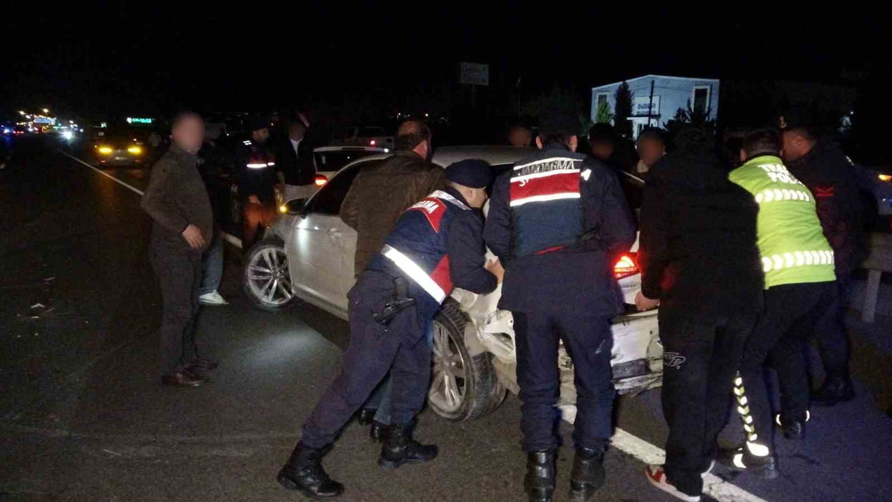ANTALYA'NIN MANAVGAT İLÇESİNDE 3 ARACIN KARIŞTIĞI ZİNCİRLEME KAZA MEYDANA GELDİ