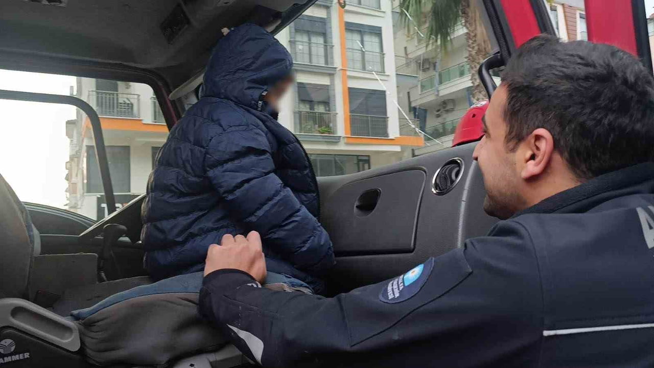 ANTALYA'NIN MANAVGAT İLÇESİNDE BALKONDA BİR ÇOCUĞUN YARDIM İSTEDİĞİ İHBARI EKİPLERİ ALARMA...