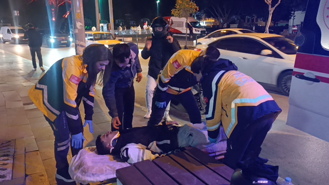 ANTALYA'NIN MANAVGAT İLÇESİNDE SEYİR HALİNDEKİ MOTOSİKLETİN, SÜRÜCÜSÜNÜN DİREKSİYON HAKİMİYETİNİ...