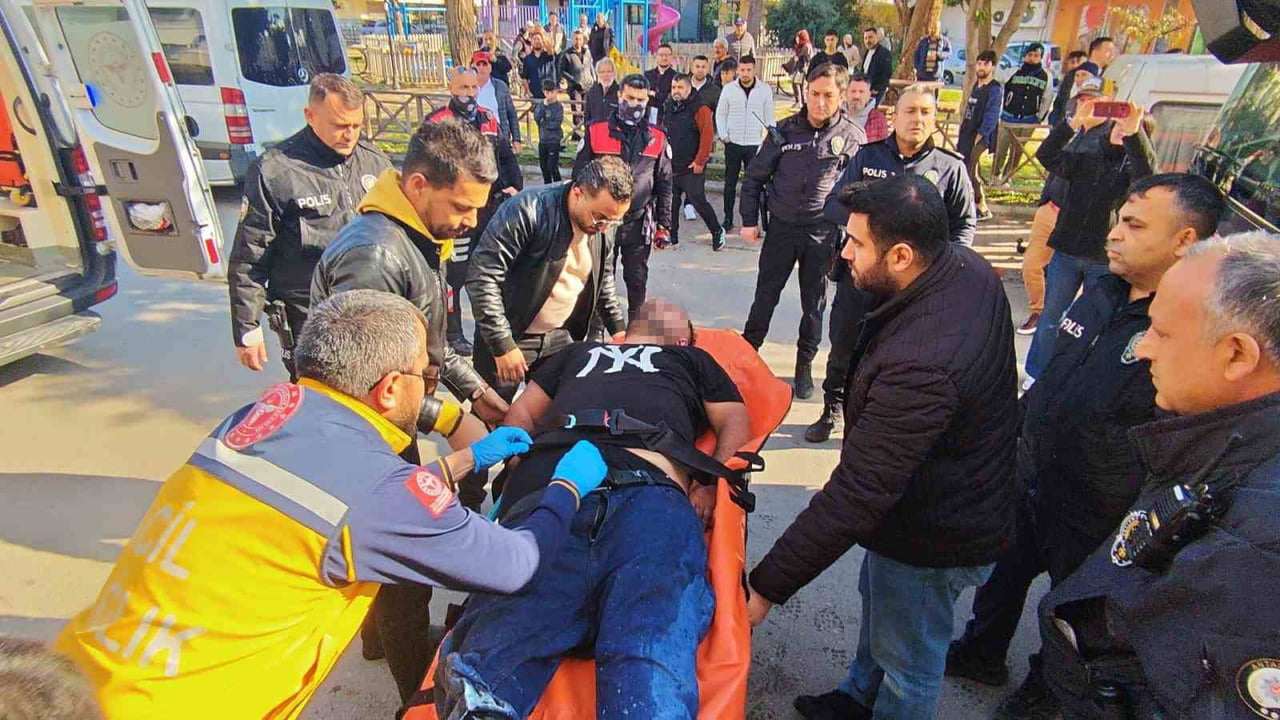 ANTALYA’DA ALACAK-VERECEK MESELESİ YÜZÜNDEN DÜKKANA KENDİNİ KİLİTLEYİP ELİNDE BALTA İLE BEKLEDİĞİ...