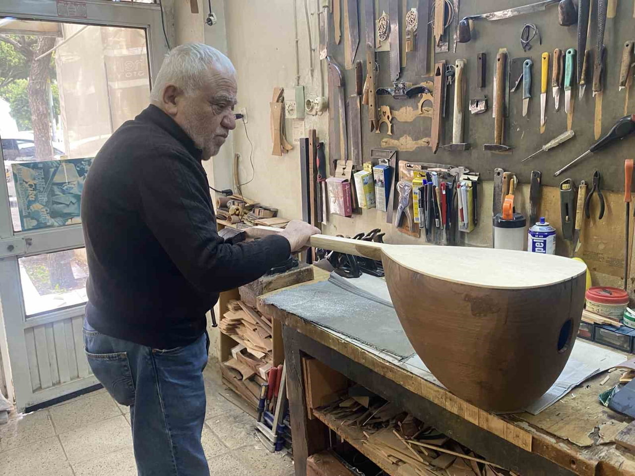 ANTALYA’DA ÇOCUKLUK YILLARINDA BAŞLAYAN BAĞLAMA TUTKUSUNU MESLEĞE DÖNÜŞTÜREN ALİ DOĞAN 50 YILDIR...