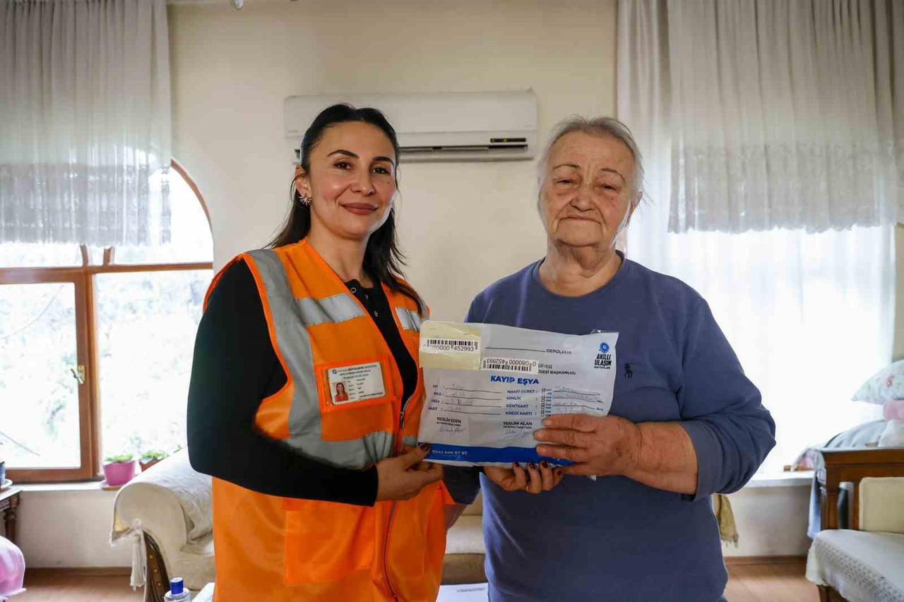 ANTALYA’DA OTOBÜSTE CÜZDANINI UNUTAN 77 YAŞINDAKİ HACER KOCA’NIN İÇİNDE BİR MİKTAR PARA, KİMLİK VE...