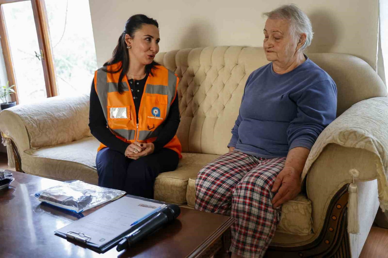 ANTALYA’DA OTOBÜSTE CÜZDANINI UNUTAN 77 YAŞINDAKİ HACER KOCA’NIN İÇİNDE BİR MİKTAR PARA, KİMLİK VE...