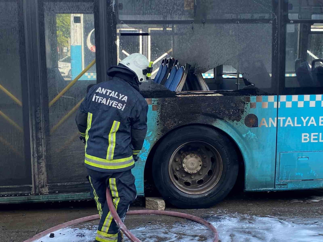 ANTALYA’DA SEYİR HALİNDEKİ HALK OTOBÜSÜ ALEVLERE TESLİM OLDU. OTOBÜS ŞOFÖRÜNÜN ARACIN ARKASINDAN...