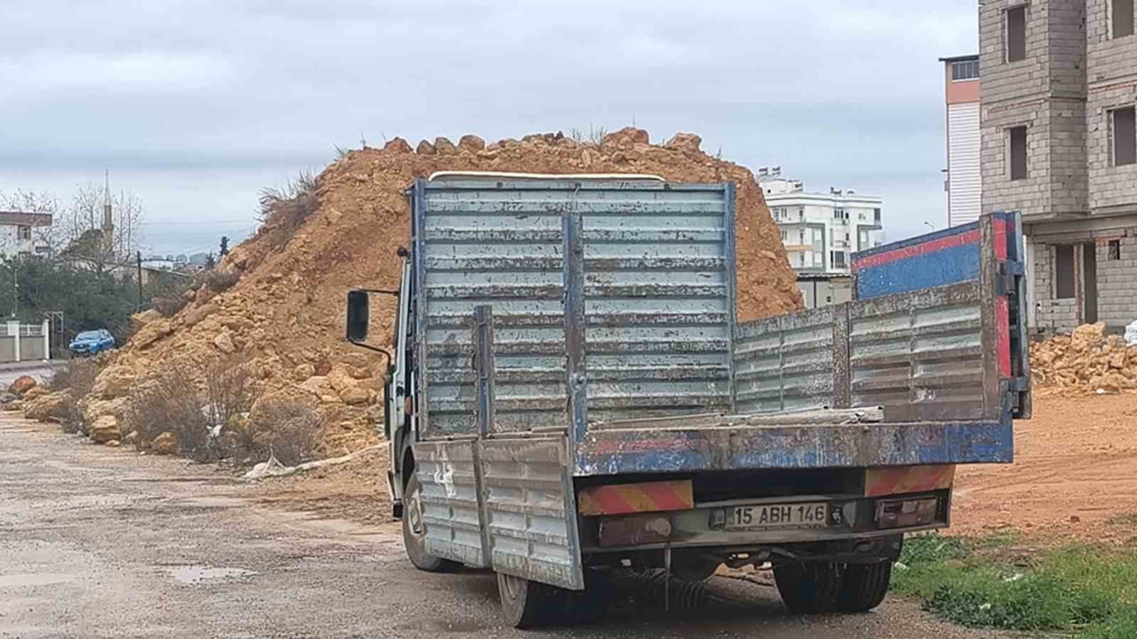 ANTALYA’DA SEYİR HALİNDEYKEN BİR ANLIK DALGINLIK SONUCU ÖNÜNDE GİTMEKTE OLAN KAMYONETE ÇARPAN...