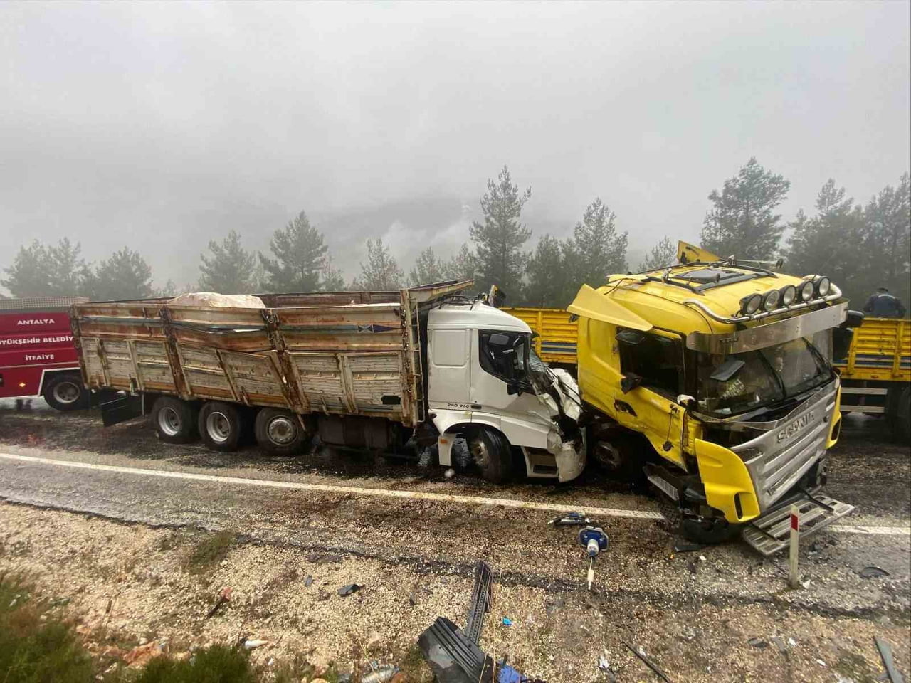 ANTALYA’DA TIRLA KAMYONUN KAFA KAFAYA ÇARPIŞTIĞI KAZADA BİR KİŞİ YAŞAMINI YİTİRDİ, BİR KİŞİ AĞIR...