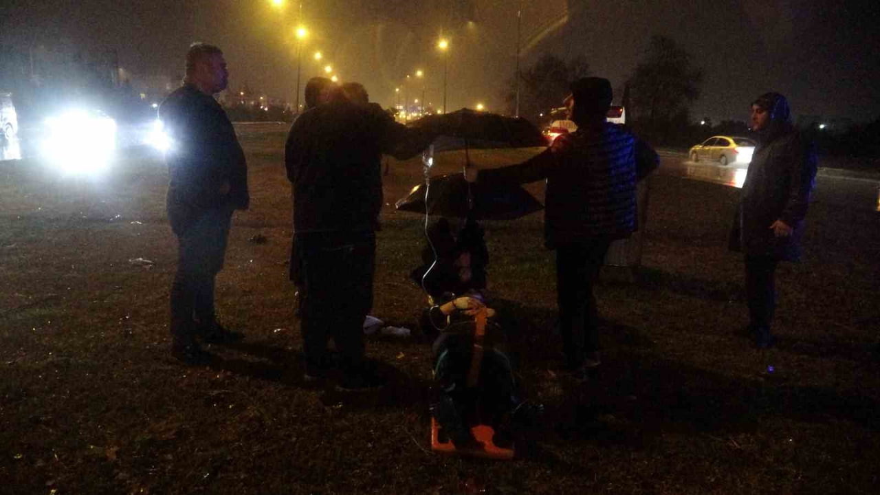 ANTALYA’DA YAĞMUR NEDENİYLE KAYGANLAŞAN YOLDA SÜRÜCÜNÜN DİREKSİYON HAKİMİYETİNİ KAYBETTİĞİ...