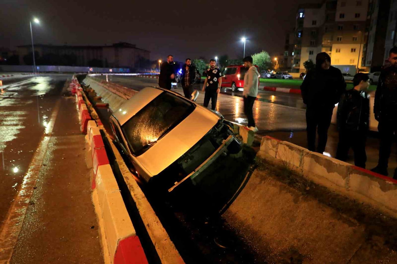 ANTALYA’DA YAĞMUR NEDENİYLE KAYGANLAŞAN YOLDA SÜRÜCÜSÜNÜN DİREKSİYON HAKİMİYETİNİ KAYBEDEN...