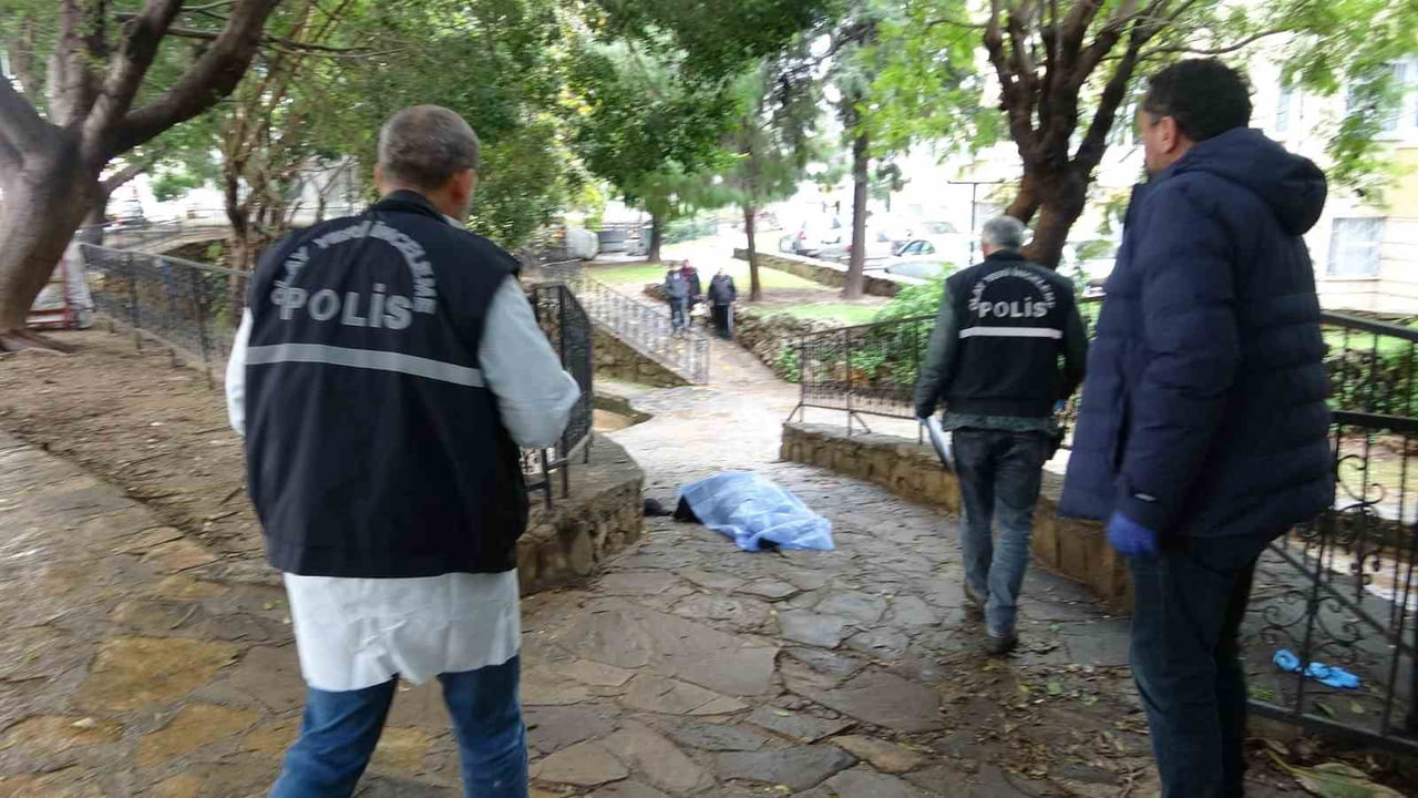 ANTALYA’DA YAŞLI ADAM, EVİNE YAKIN NOKTADAKİ PARKTA ÖLÜ BULUNDU.