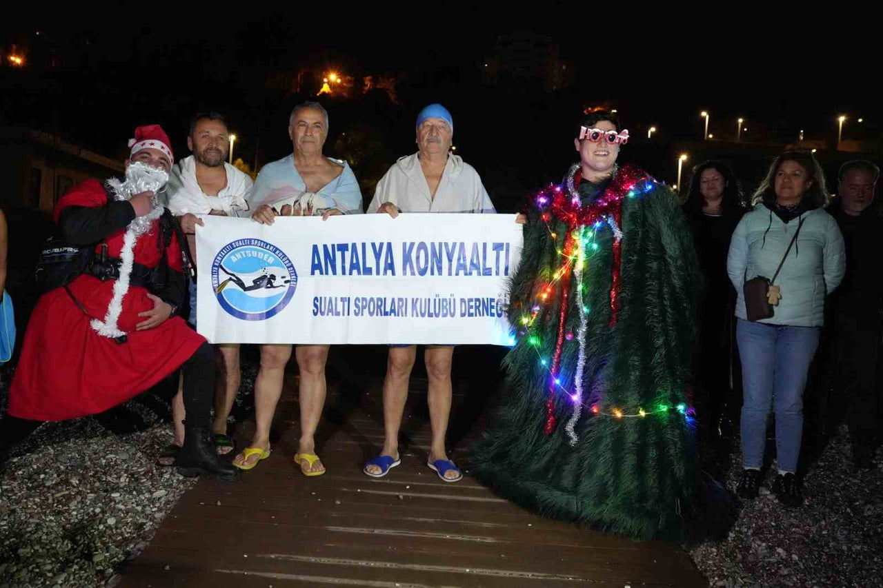 ANTALYA’DA YAZ-KIŞ DEMEDEN DENİZE GİRENLER GRUBU, 20 YILDIR SÜRDÜRDÜKLERİ GELENEK KAPSAMINDA 2026...