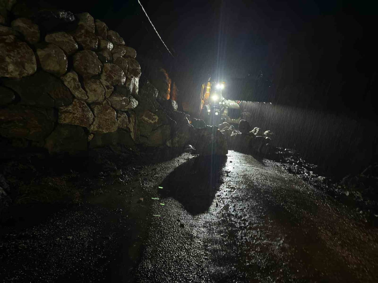 ANTALYA KEMER’E BAĞLI YAYLA KUZDERE YOLUNDA YAĞMUR NEDENİYLE İSTİNAT DUVARI ÇÖKTÜ, BİR ARAÇ MAHSUR...