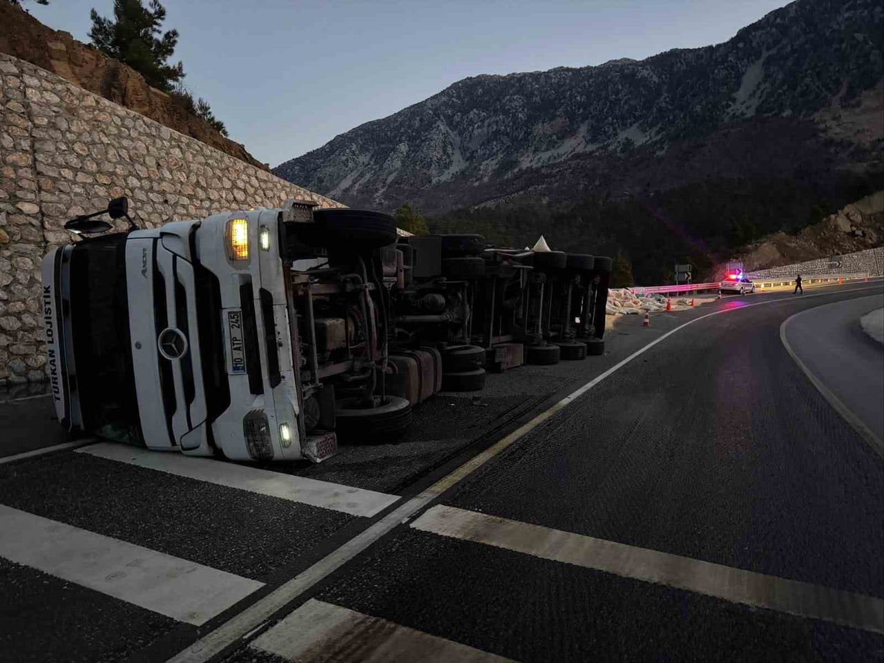 ANTALYA-KONYA D-687 KARAYOLU DEMİRKAPI TÜNEL GİRİŞİ, BEYDİĞİN MAHALLESİ SINIRLARINDA YEM YÜKLÜ...