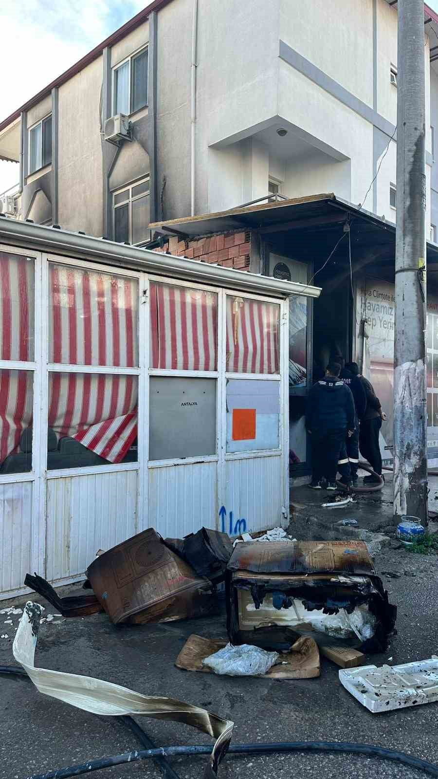 ANTALYA’NIN AKSU İLÇESİNDE BİR İŞ YERİNDE ÇIKAN YANGIN KORKUTTU.