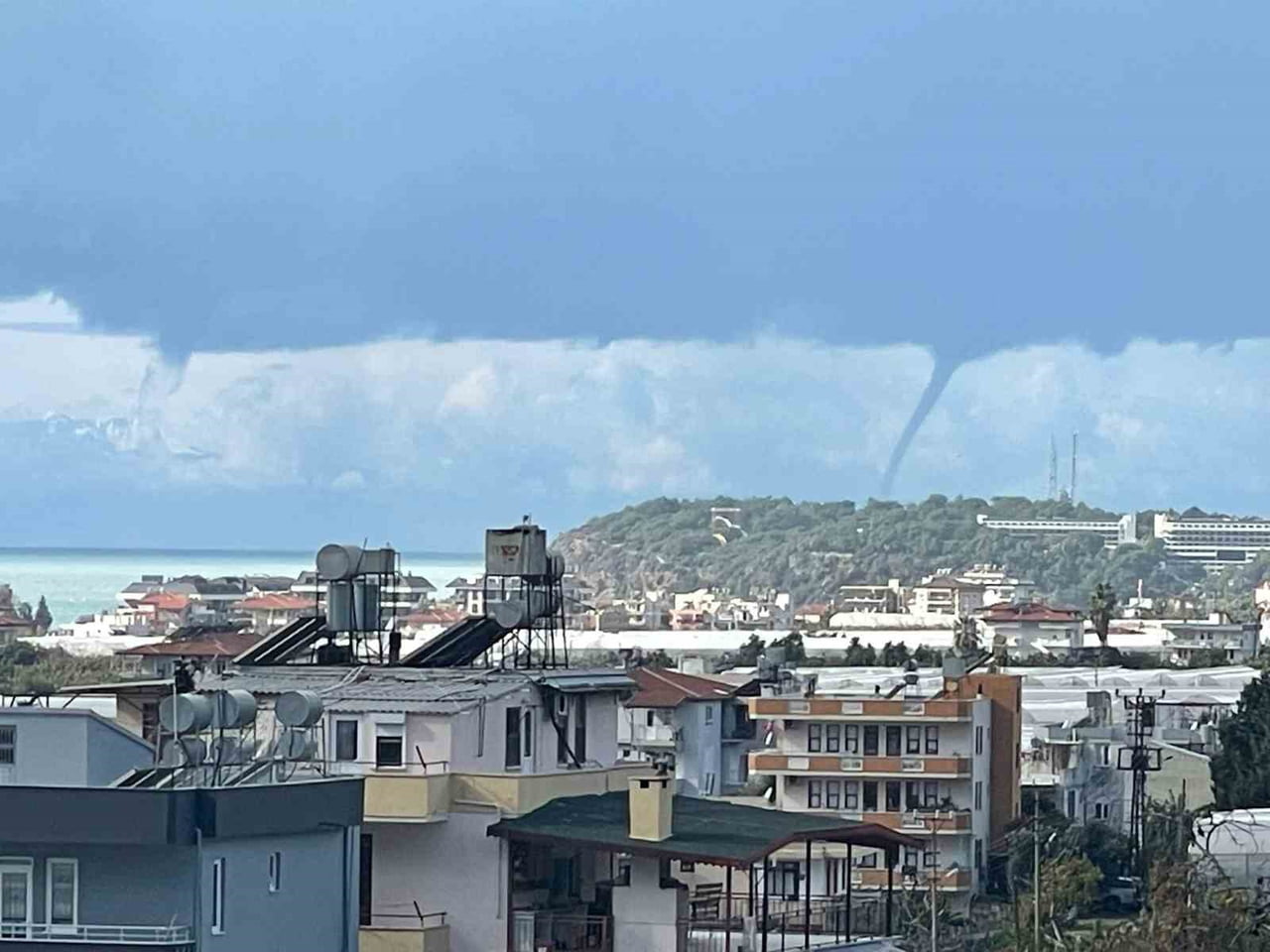 ANTALYA’NIN ALANYA İLÇESİ AÇIKLARINDA, DÜN SABAH SAATLERİNDE DENİZDE ÇIKAN HORTUM KORKUTTU....