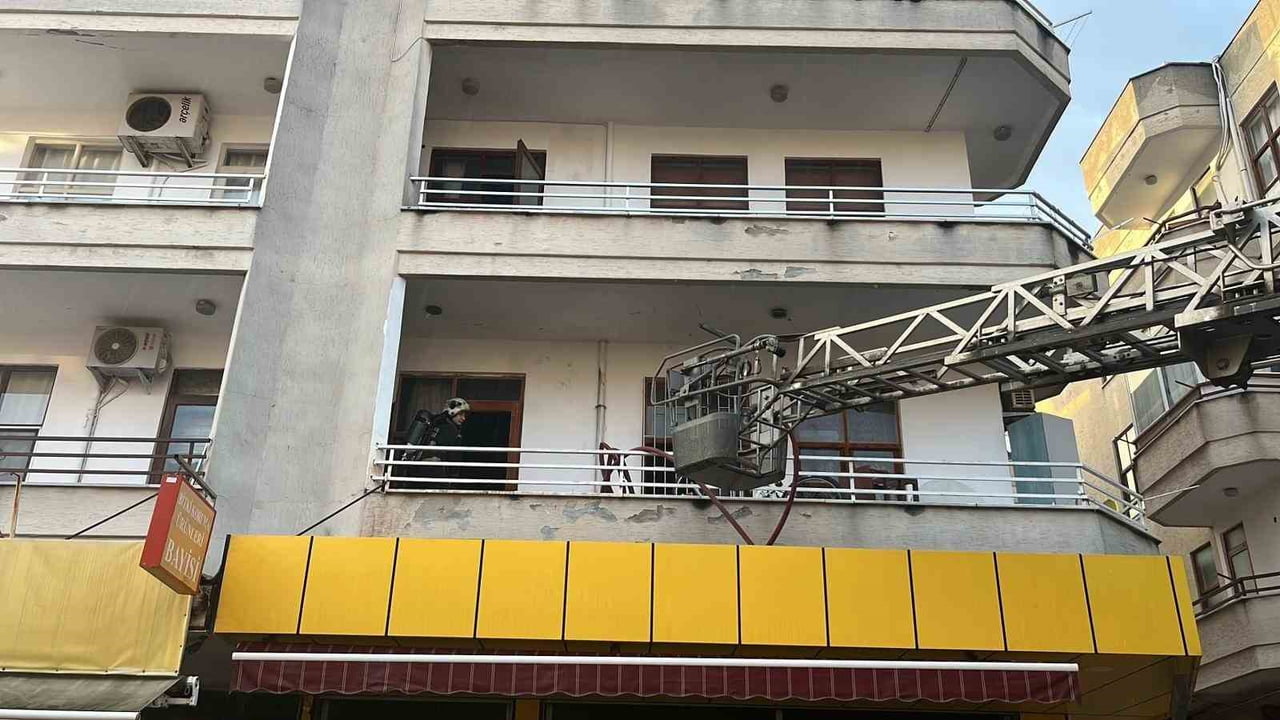 ANTALYA’NIN ALANYA İLÇESİNDE 3 KATLI BİNANIN 1’İNCİ KATINDA ÇIKAN YANGIN PANİĞE NEDEN...