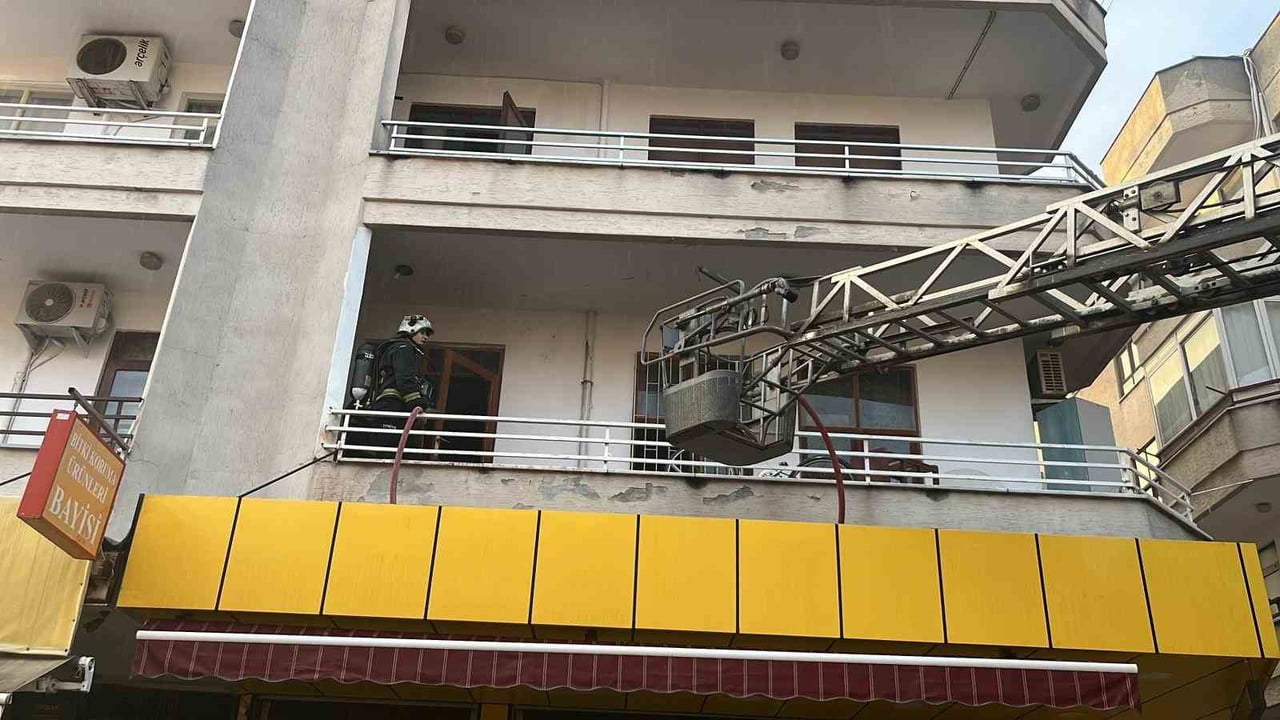ANTALYA’NIN ALANYA İLÇESİNDE 3 KATLI BİNANIN 1’İNCİ KATINDA ÇIKAN YANGIN PANİĞE NEDEN...