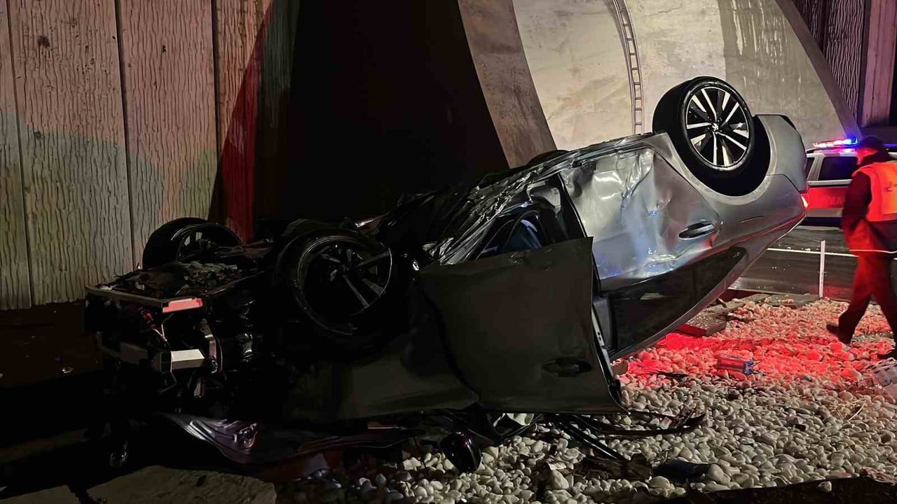 ANTALYA’NIN ALANYA İLÇESİNDE DİREKSİYON HAKİMİYETİNİ KAYBEDEN OTOMOBİL SÜRÜCÜSÜ DİMÇAYI TÜNELİNDE...