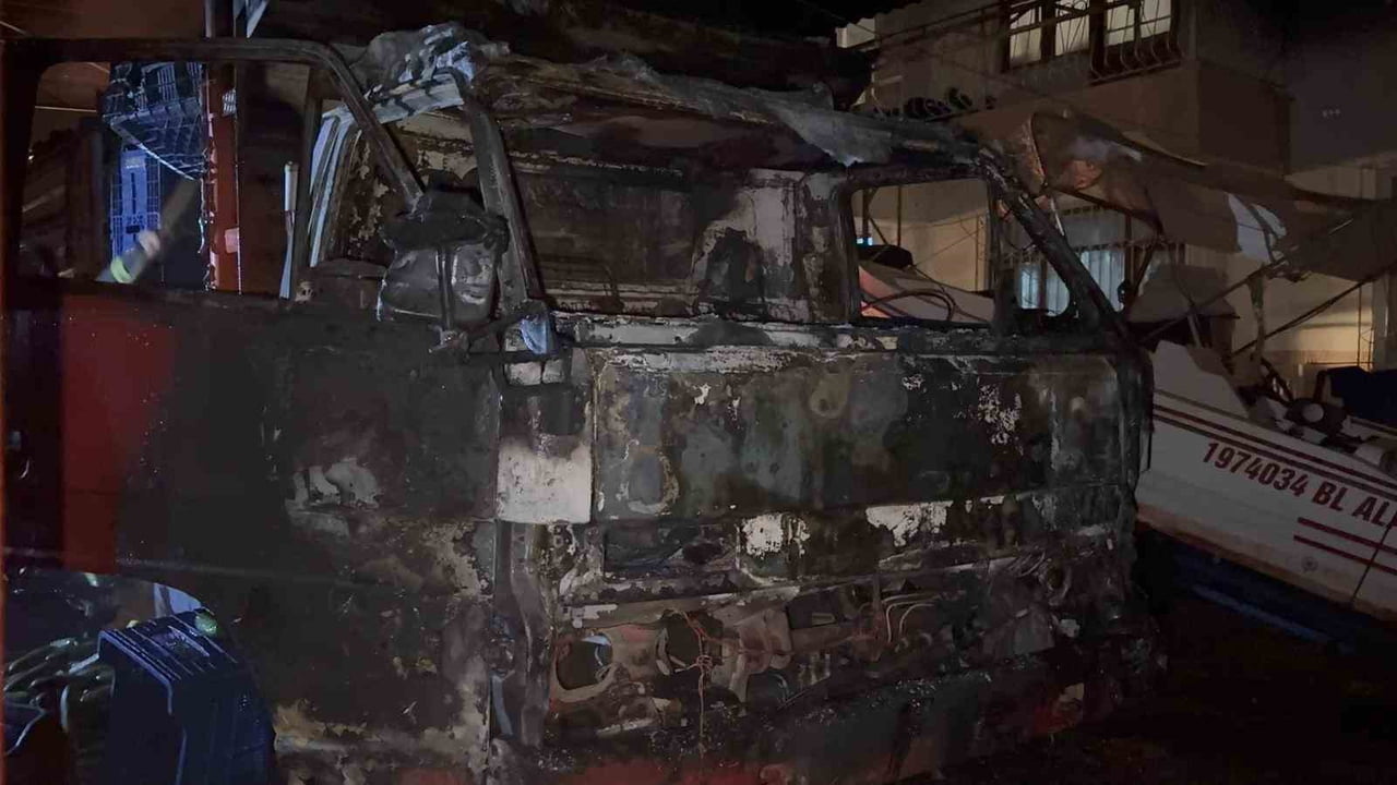 ANTALYA’NIN GAZİPAŞA İLÇESİNDE GECE SAATLERİNDE PARK HALİNDE BULUNAN BİR ARAÇTA ÇIKAN YANGIN KISA...