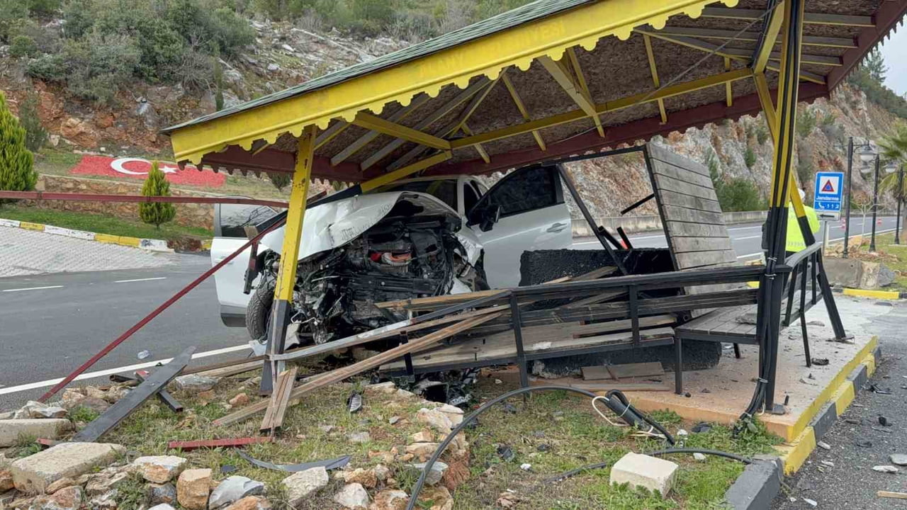 ANTALYA’NIN GAZİPAŞA İLÇESİNDE MEYDANA GELEN TRAFİK KAZASINDA 4 KİŞİ YARALANDI.