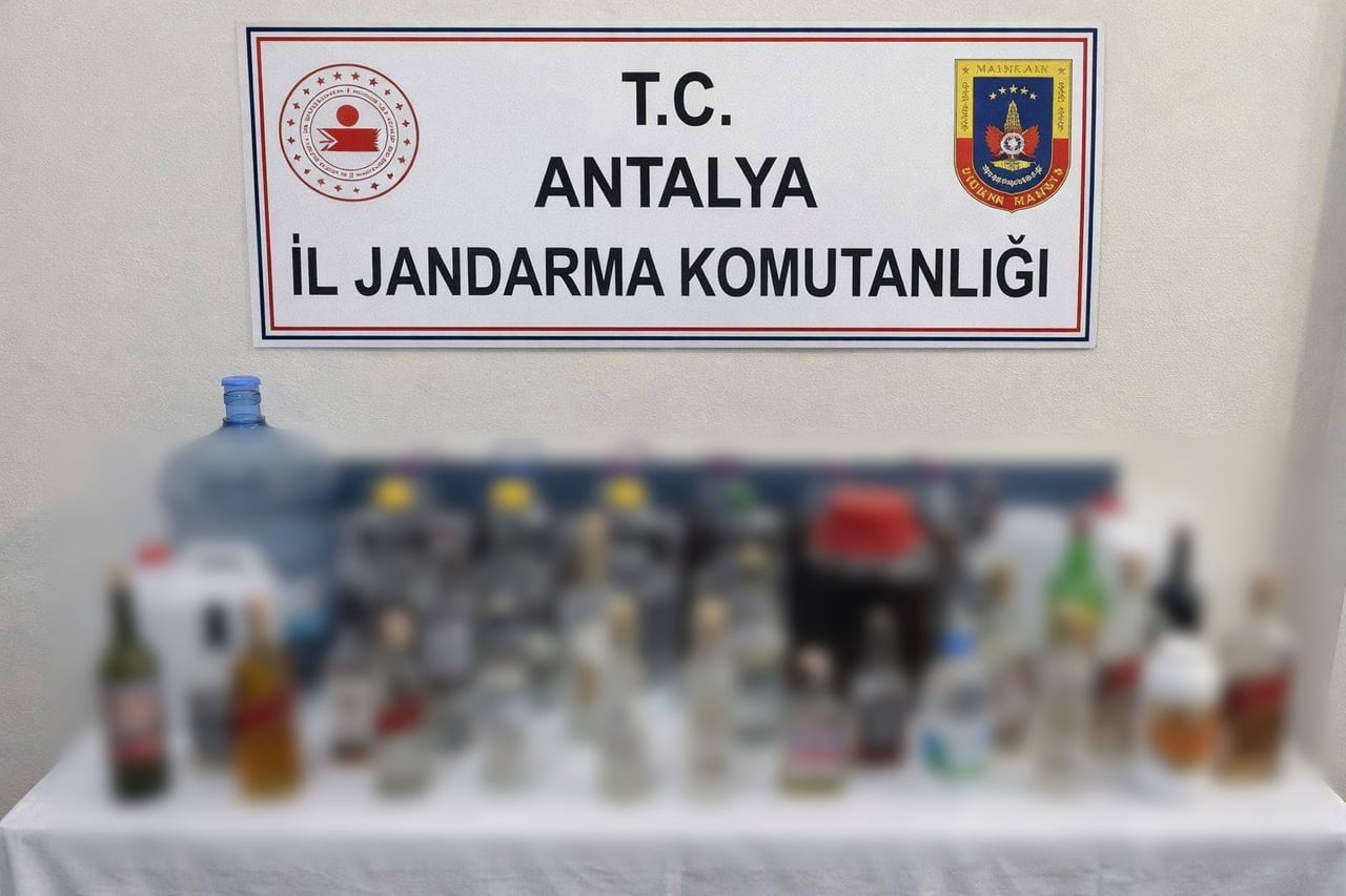 ANTALYA’NIN KEMER İLÇESİNDE DÜZENLENEN KAÇAK ALKOL OPERASYONUNDA FARKLI TÜRLERDE SAHTE VE KAÇAK...