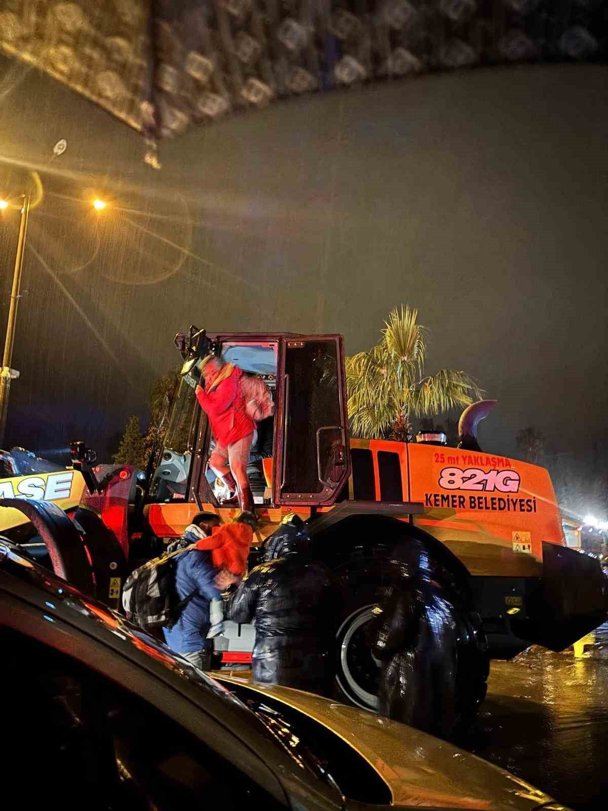 ANTALYA’NIN KEMER İLÇESİNDEKİ ŞİDDETLİ YAĞIŞ SONRASI ÇAMYUVA MAHALLESİ’NDE MAHSUR KALAN AİLEYİ...