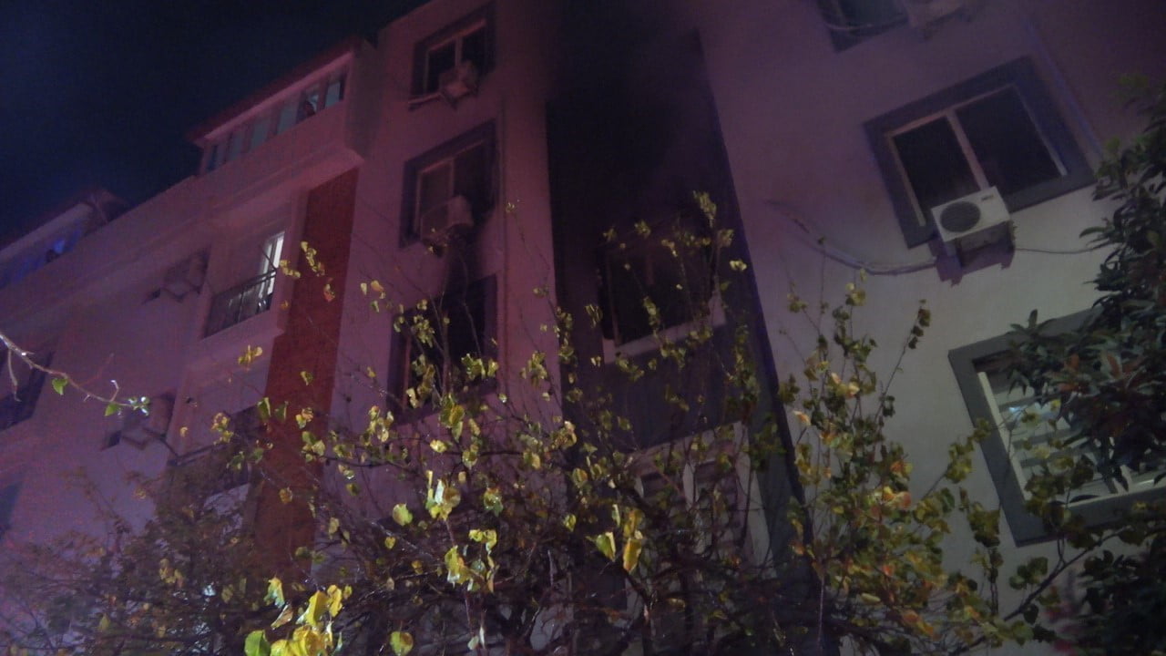 ANTALYA’NIN KEPEZ İLÇESİNDE 5 KATLI BİR APARTMANIN 2’NCİ KATINDA ÇIKAN YANGIN PANİĞE NEDEN...