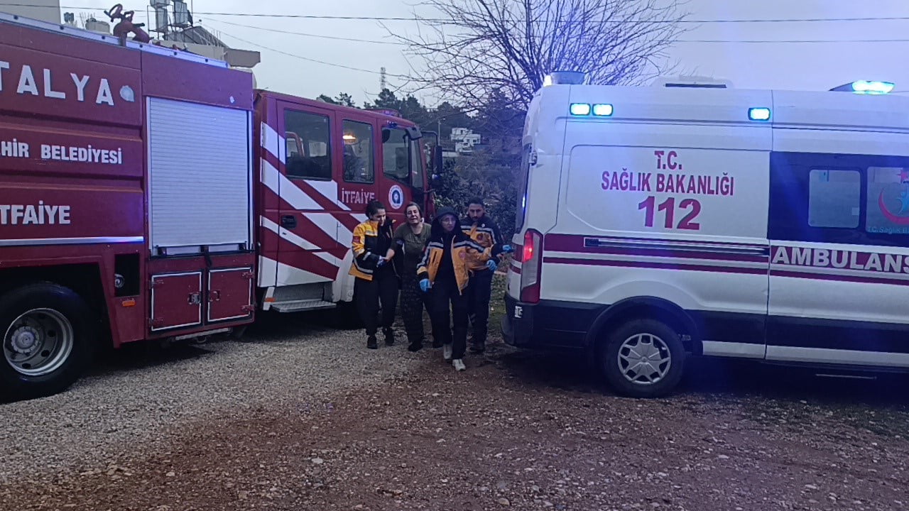 ANTALYA’NIN MANAVGAT İLÇESİNDE 2 KATLI BİNANIN 2. KATINDA BACADAN DÜŞEN KIVILCIMDAN ÇIKAN YANGIN...