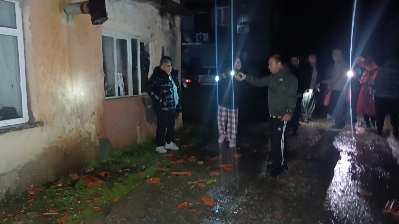 ANTALYA’NIN MANAVGAT İLÇESİNDE HORTUMUN GEÇTİĞİ GÜZERGAHTA EVLERİN ÇATILARI UÇTU, AĞAÇLAR KÖKÜNDEN...