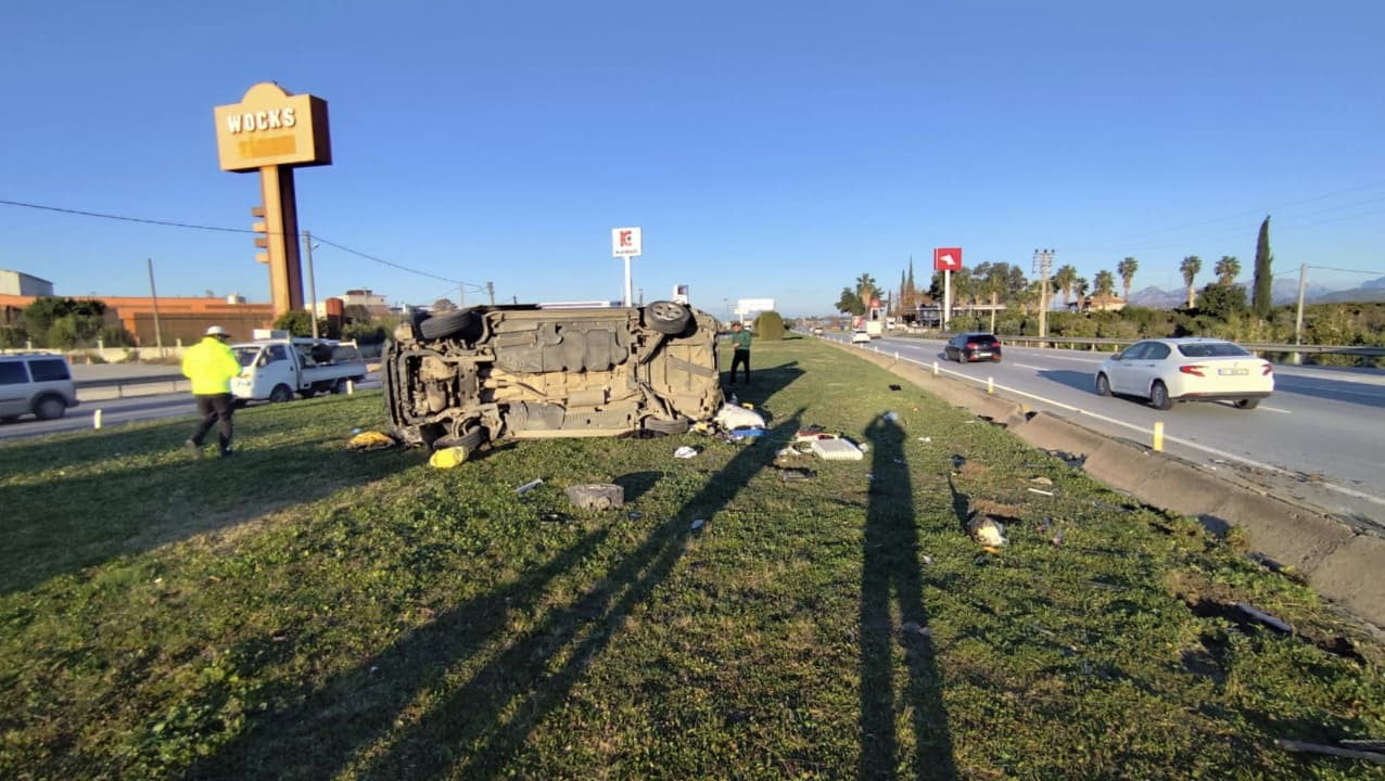 ANTALYA’NIN MANAVGAT İLÇESİNDE KAVŞAK SİSTEMİNDE KIRMIZI IŞIK İHLALİ YAPAN HAFİF TİCARİ ARAÇ İLE...