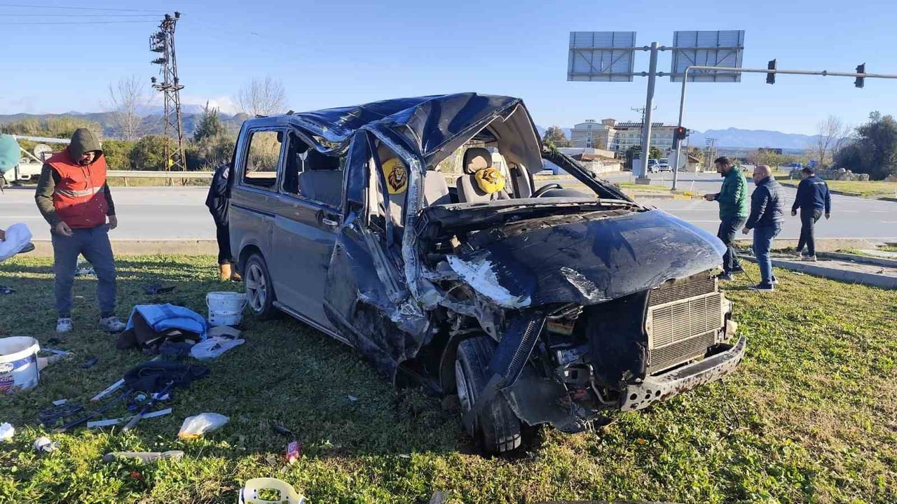 ANTALYA’NIN MANAVGAT İLÇESİNDE KAVŞAK SİSTEMİNDE KIRMIZI IŞIK İHLALİ YAPAN HAFİF TİCARİ ARAÇ İLE...