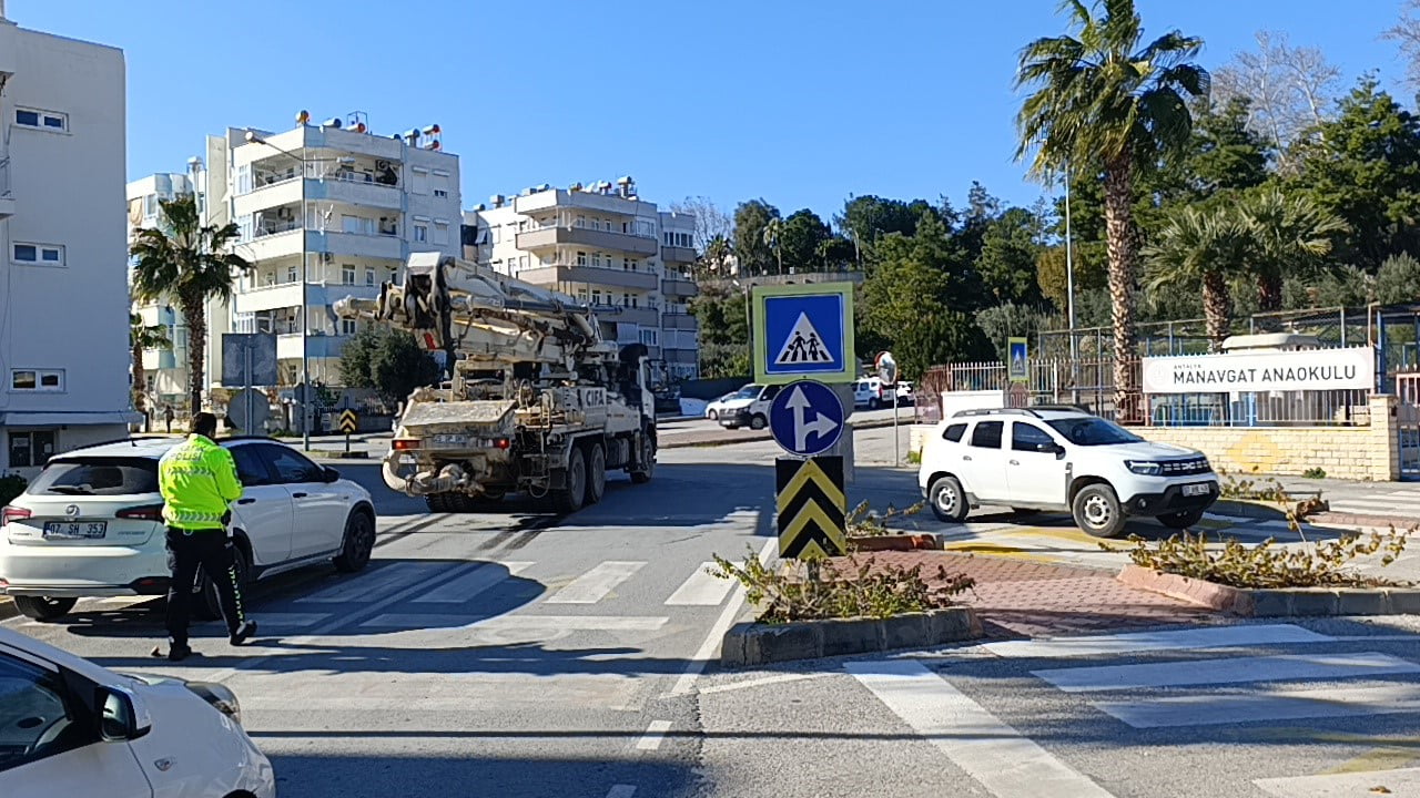 ANTALYA’NIN MANAVGAT İLÇESİNDE MOTOSİKLETİN BETON KAMYONUNA ÇARPMASI SONUCU MEYDANA GELEN TRAFİK...
