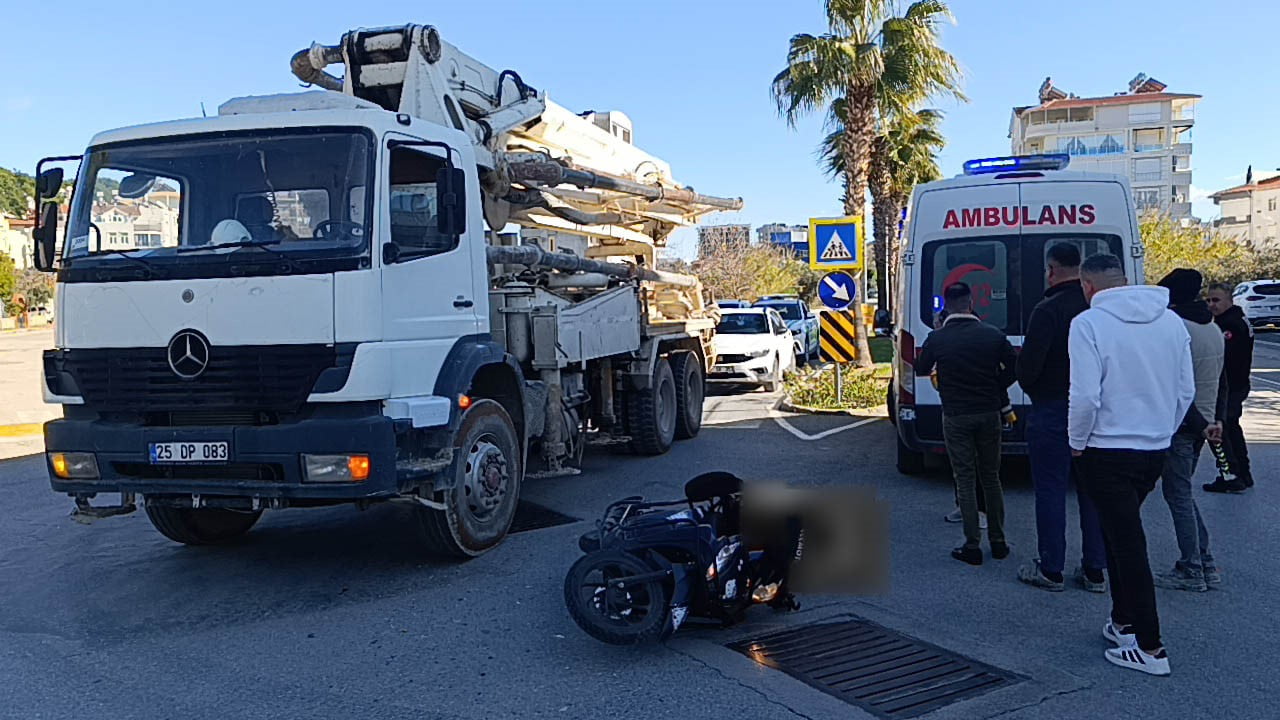 ANTALYA’NIN MANAVGAT İLÇESİNDE MOTOSİKLETİN BETON KAMYONUNA ÇARPMASI SONUCU MEYDANA GELEN TRAFİK...