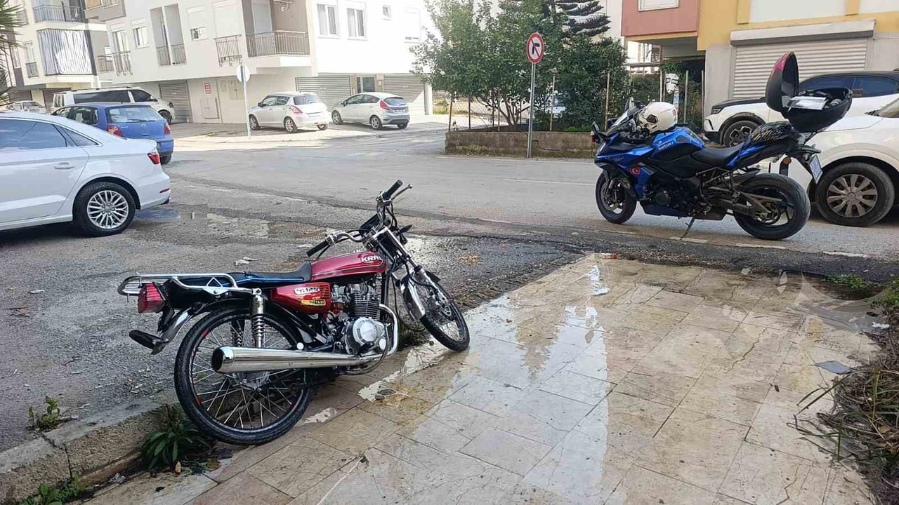 ANTALYA’NIN MANAVGAT İLÇESİNDE TRAFİKTEN MEN EDİLEN MOTOSİKLET EHLİYETSİZ SÜRÜCÜ POLİS EKİPLERİNİ...