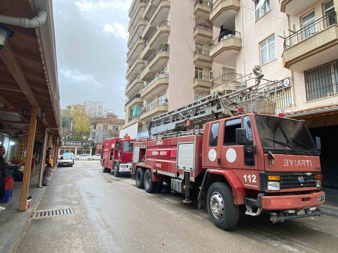 ANTALYA’NIN SERİK İLÇESİNDE BİR APARTMANIN 6. KATINDA ÇIKAN YANGIN, İTFAİYE EKİPLERİNİN ZAMANINDA...
