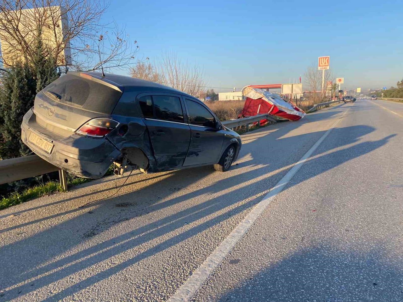 ANTALYA’NIN SERİK İLÇESİNDE İKİ OTOMOBİLİN KARIŞTIĞI KAZADA, ARAÇ DEMİR BARİYERİN ÜZERİNDE KALDI....
