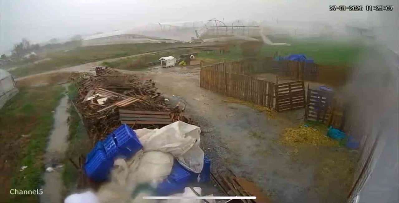 ANTALYA’NIN SERİK İLÇESİNDE MEYDANA GELEN HORTUMUN VURDUĞU SERAYI SANİYELER İÇİNDE PARÇALADIĞI...