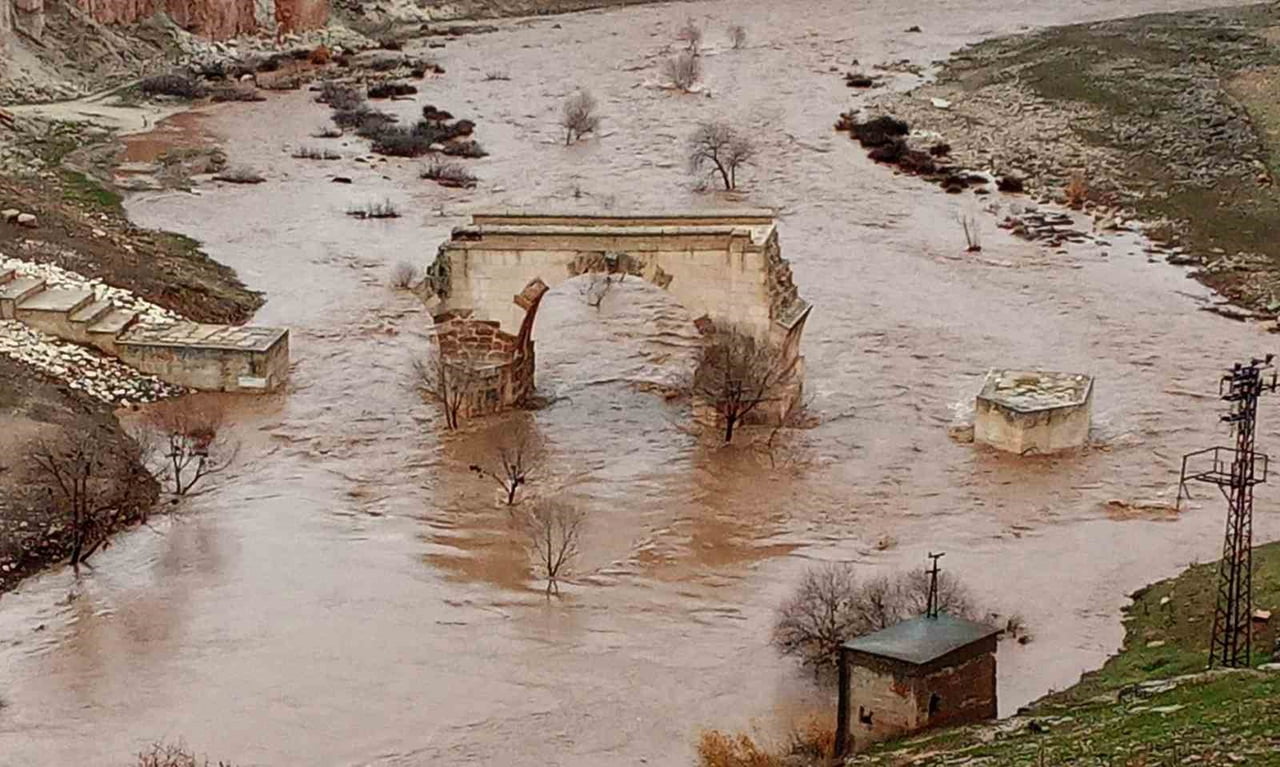 ARABAN'DAKİ YAĞIŞLAR, KARASU VE SITMA PINAR ÇAYININ SU SEVİYESİNİ YÜKSELTTİ