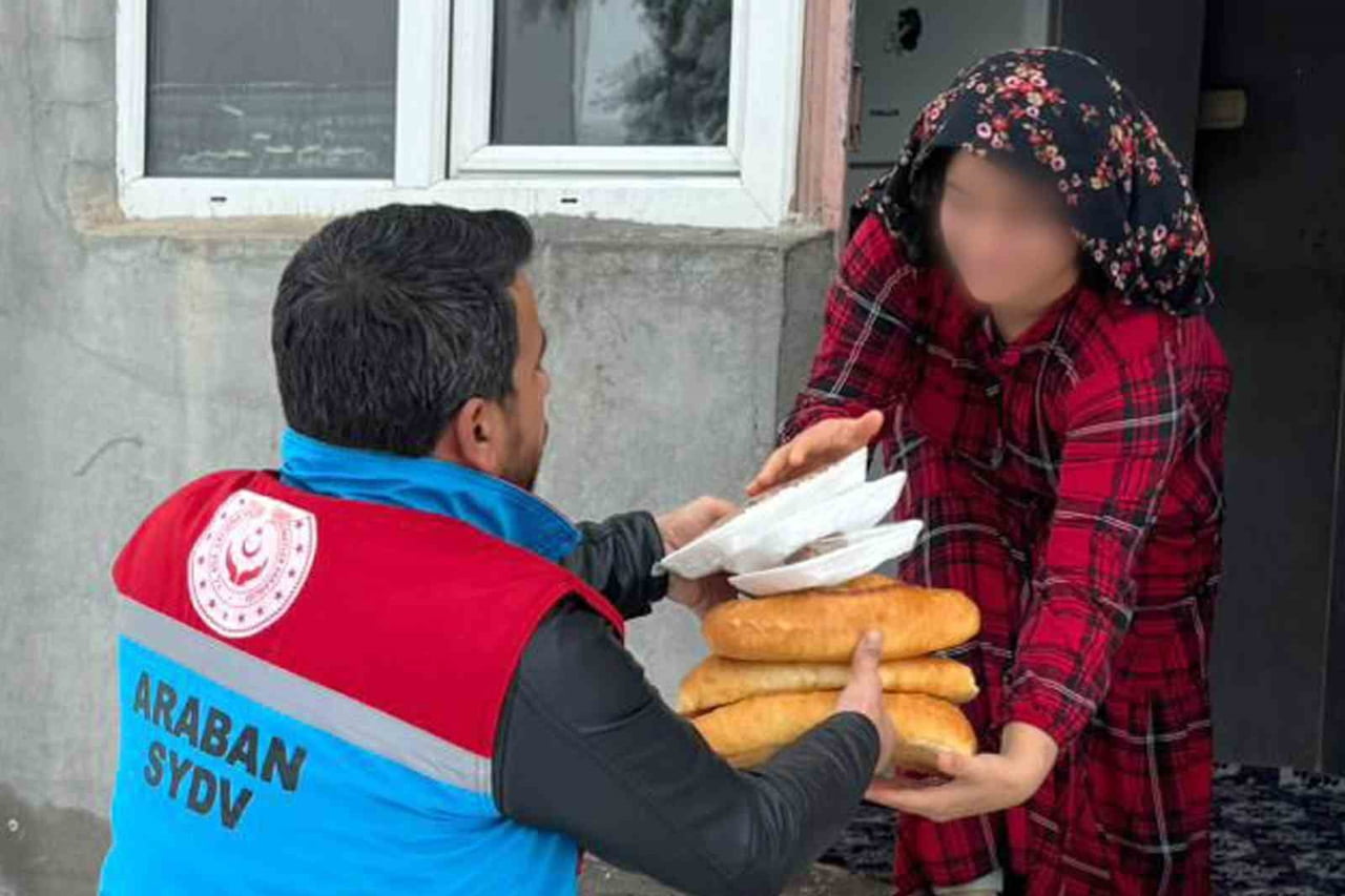 ARABAN’DA YOĞUN KAR YAĞIŞINA RAĞMEN 500 AİLEYE SICAK YEMEK ULAŞTIRILDI