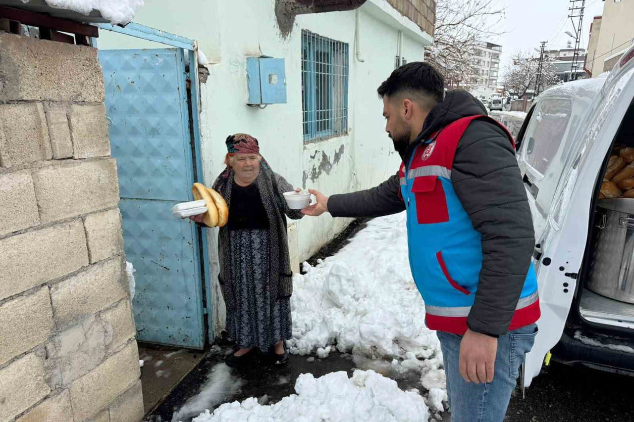 ARABAN’DA YOĞUN KAR YAĞIŞINA RAĞMEN 500 AİLEYE SICAK YEMEK ULAŞTIRILDI