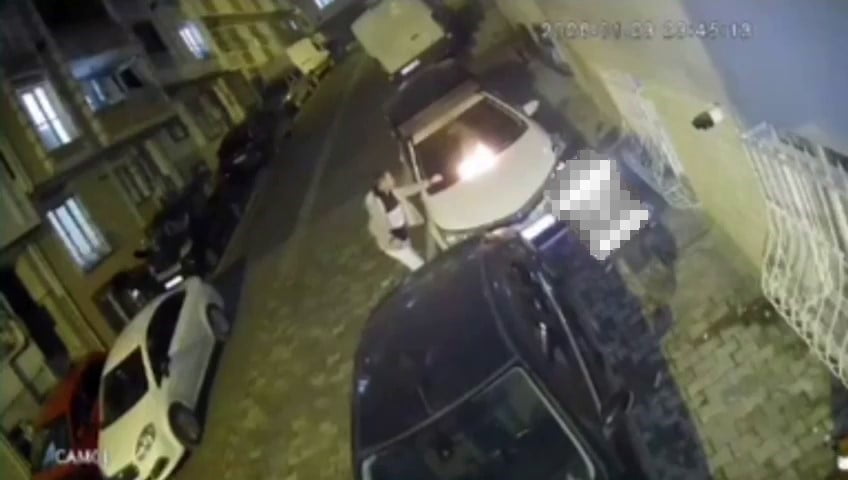 ARACA BALKONDAN YANAN GAZLI BEZ ATILDI. YAKLAŞIK 1 DAKİKA KADAR KAPUT ÜSTÜNDE YANAN BEZ, ARACIN...