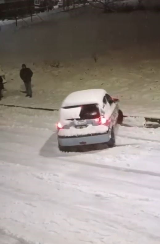 ARAÇLAR İNİŞ VE ÇIKIŞLARDA ZORLANIRKEN, HASARA NEDEN KAZALAR MEYDANA GELDİ.