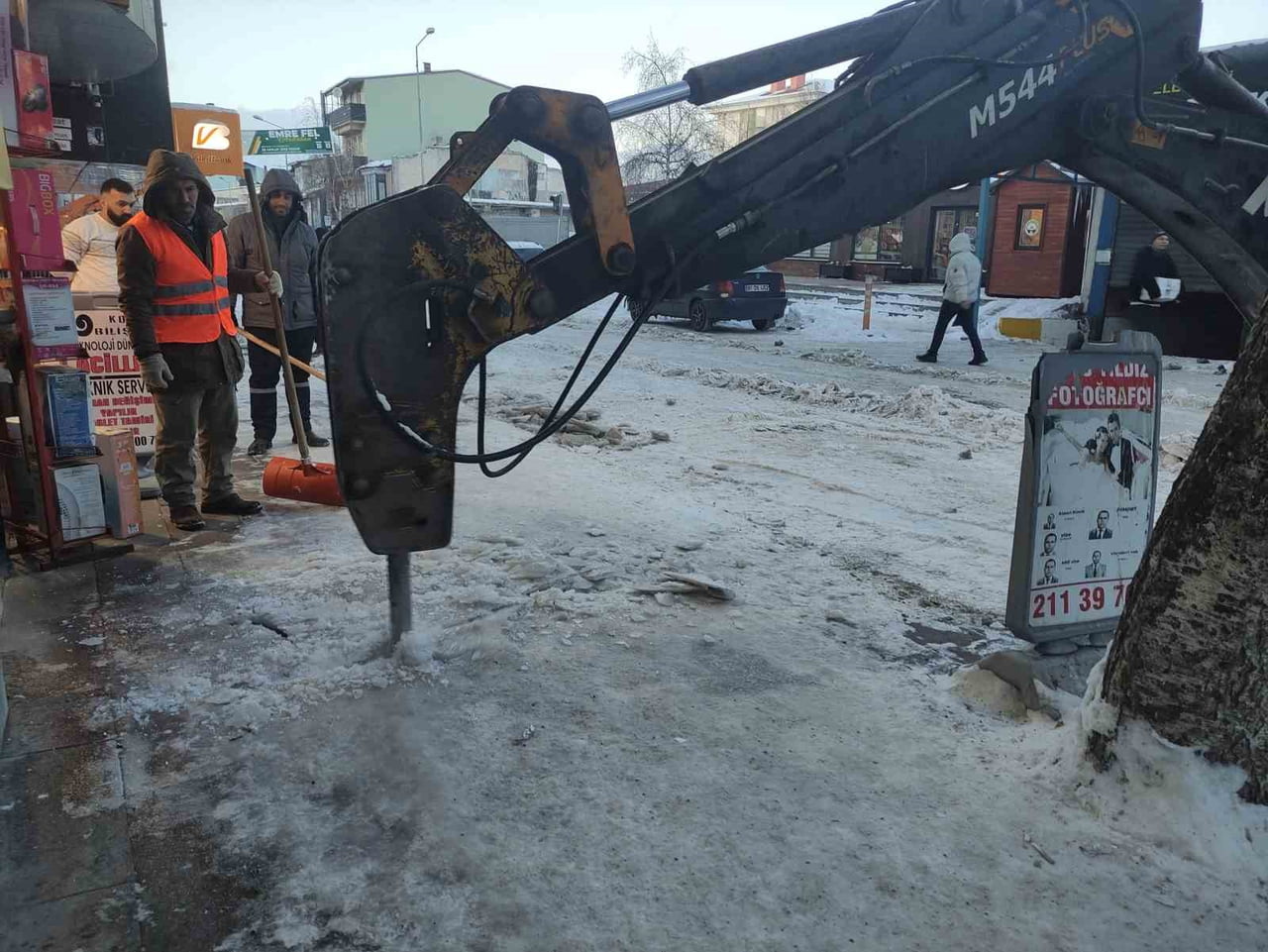 ARDAHAN'DA 3 GÜN SÜREN YOĞUN KAR YAĞIŞI NEDENİYLE TRAFİKTE AKSAMALAR YAŞANIRKEN, BELEDİYE...