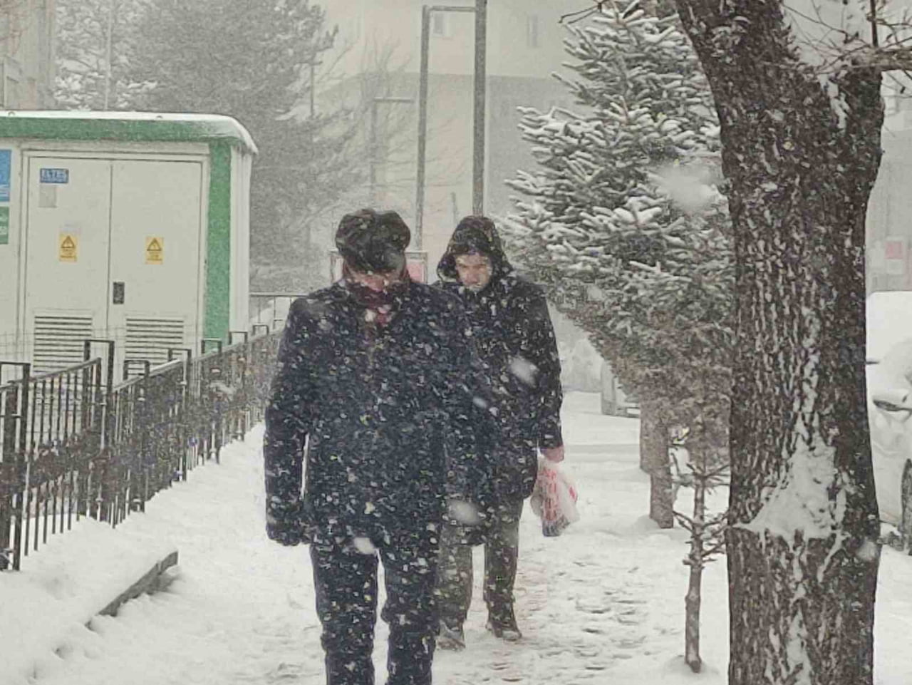 ARDAHAN'DA YOĞUN KAR YAĞIŞI VE TİPİ, BİRÇOK KÖY YOLUNU ULAŞIMA KAPATIRKEN EKİPLER YOLLARI AÇMAK...