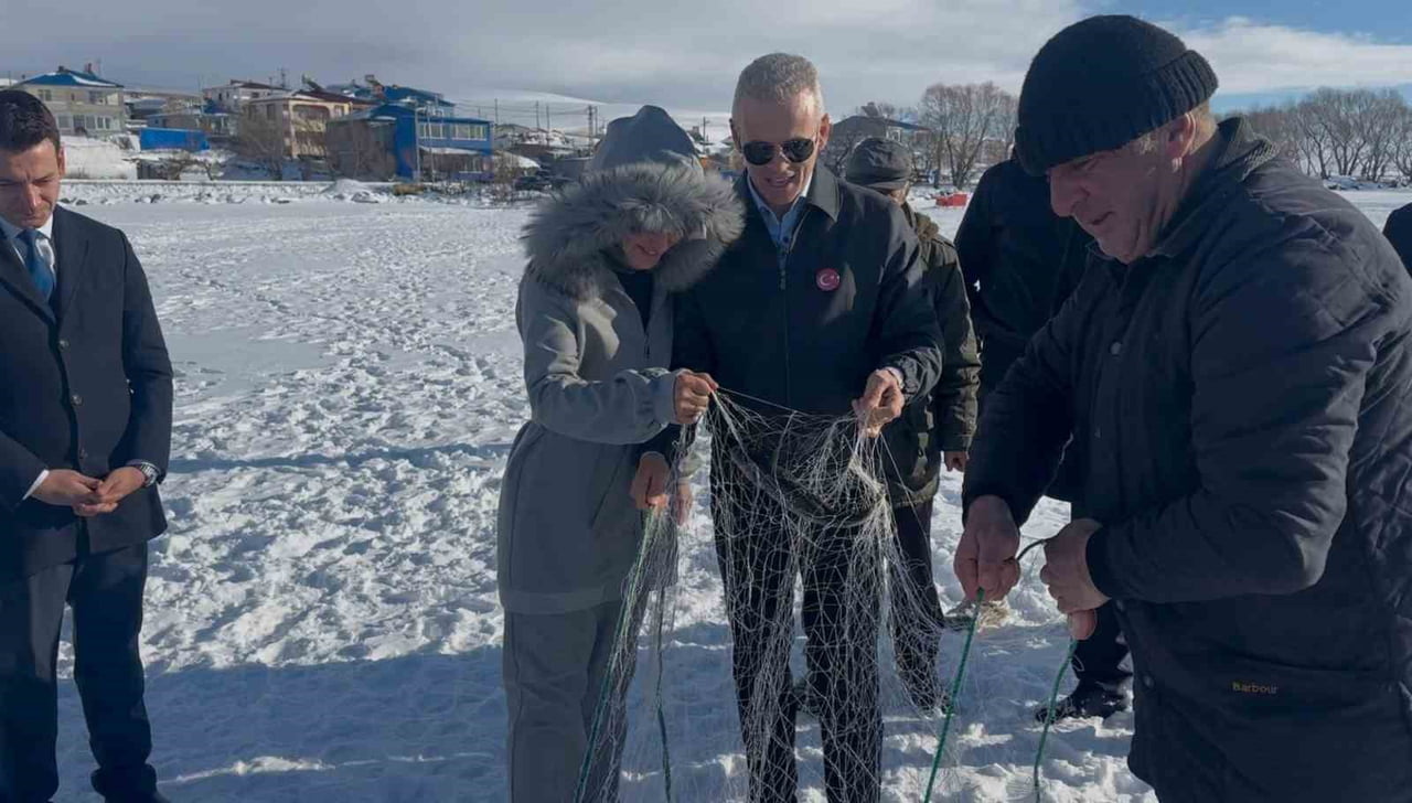 ARDAHAN’DA ÇILDIR GÖLÜ KRİSTAL BUZ FESTİVALİNE HAZIRLANIYOR. YÜZEYİ BUZ TUTAN GÖLDE KIRILARAK...